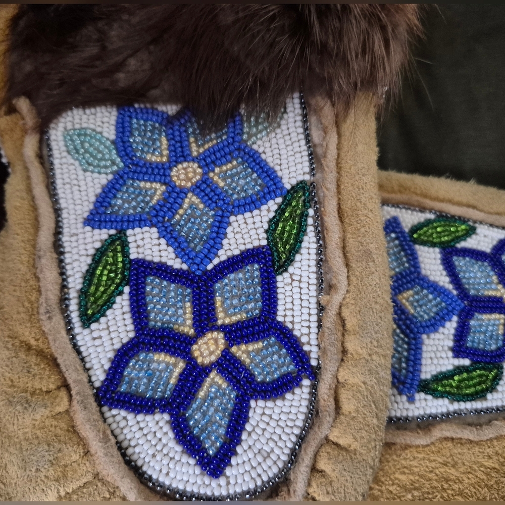 Vintage Metis Beaded Moccasins Leather And Fur Womens Size 11 Mens 9 - Picture 5 of 7